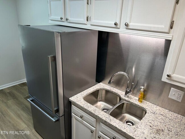 Building Photo - West Knoxville 37922 - 1 bedroom apartment with updated interior - Contact Mac Tobler (865)755-3075