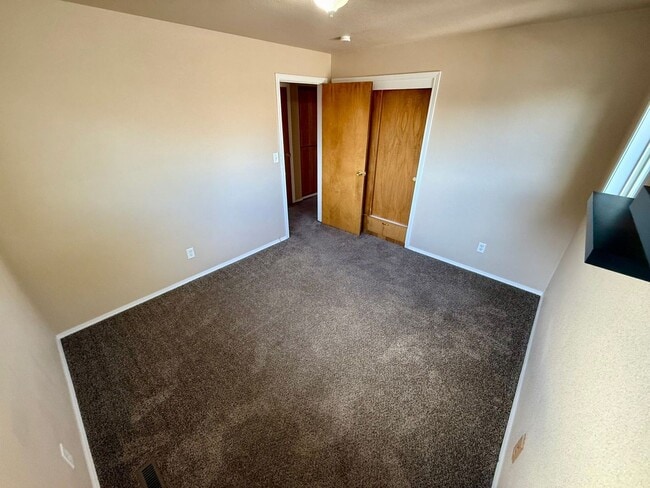 Building Photo - **For Rent: Spacious 4-Bedroom Home with 2 Family Rooms & Huge Backyard!**