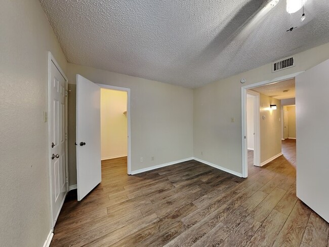 Building Photo - 836 White Rock St