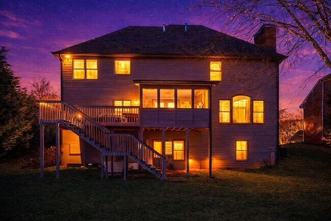 Building Photo - 1200 Cresthaven Ln NW