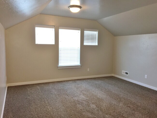 Building Photo - Beautiful home with 3bd 2ba and bonus room. Located in the Irvine Subdivision, just off  Chinden ...