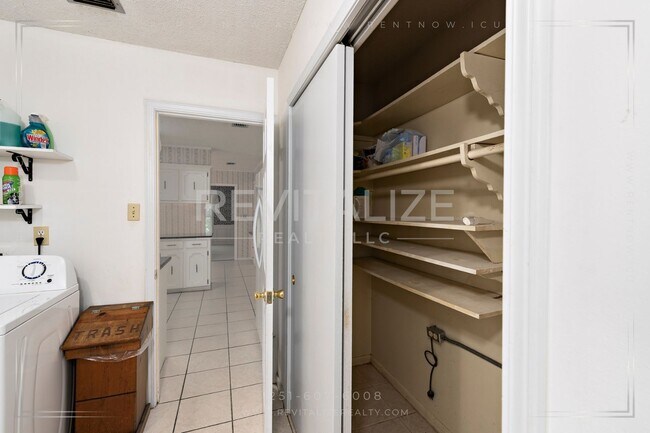 Building Photo - 962 Lansdale Ct