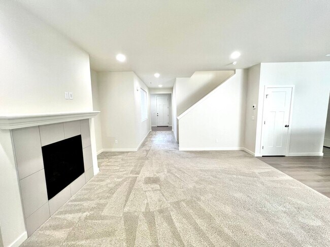 Building Photo - AVAILABLE NOW! 3BD 2.5 BATH TUMWATER LIVING