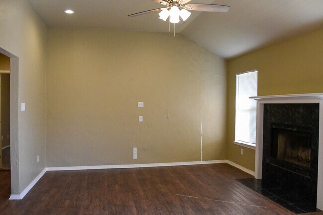 Building Photo - Great 3 Bedroom 2 Bath Roanoke