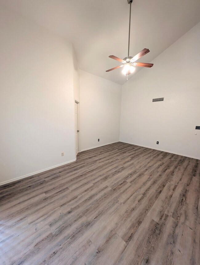 Building Photo - 2325 E Lakecrest Dr