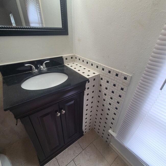 Building Photo - Spacious 2 BR/2.5 bath townhome near the Medical Center w/a fenced in yard!