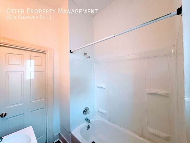 Building Photo - 5244 Glenloch St