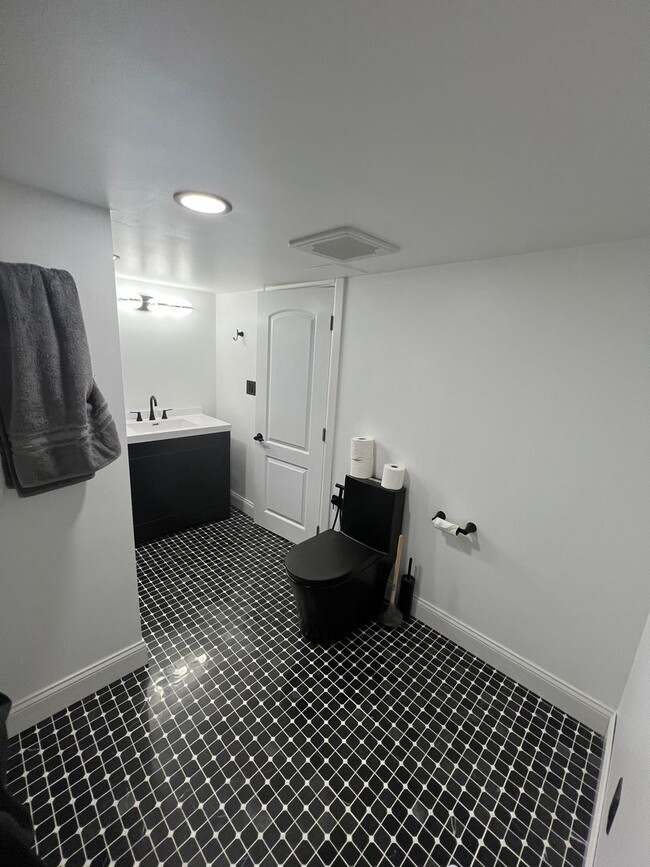 Building Photo - Charming Single Family Home in Brookfield - FIRST MONTH RENT HALF OFF!