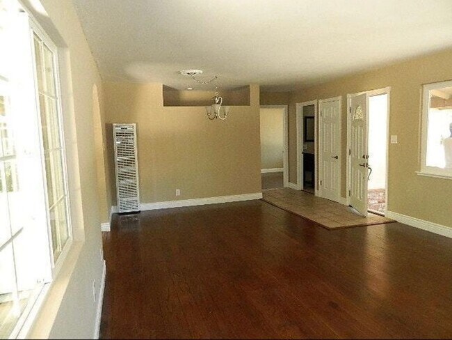 Building Photo - Concord, Holbrook Heights Charming 3-Bed, 2-Bath Home - 16 Month Lease