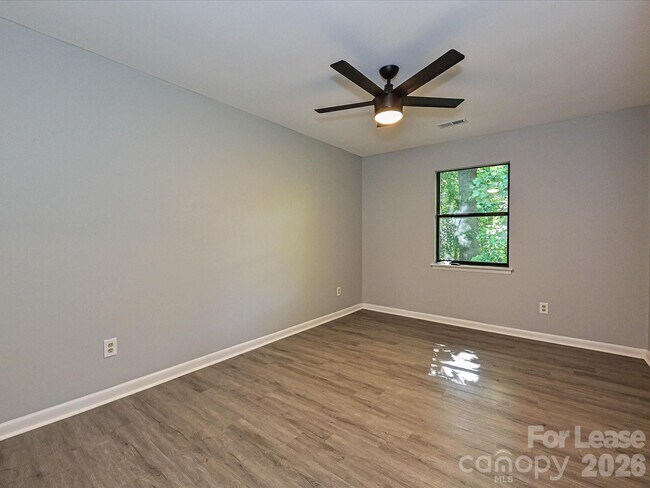 Building Photo - 633 Pennwood Ln