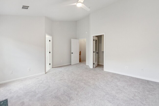 Building Photo - Beautiful 3-level colonial-style town home...