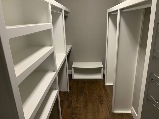 Building Photo - 3 Bed, 3.5 Bath Home w/ 2 Car Garage and Lake Views