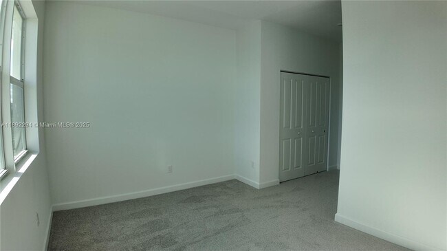 Building Photo - 830 SE grovebush Ln