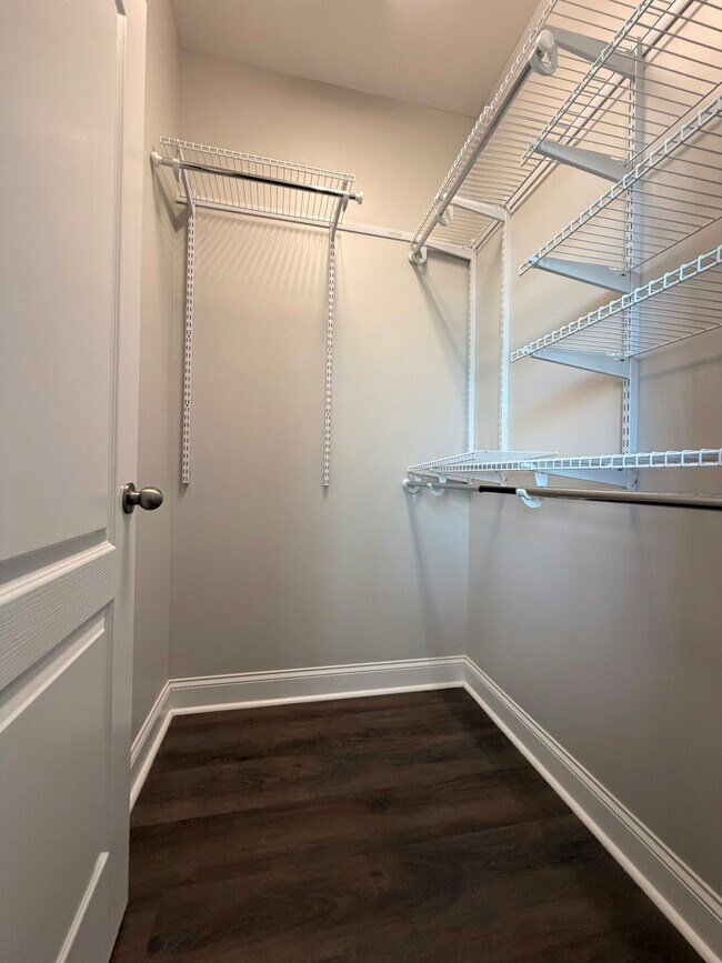 Building Photo - 6258 Cloverdale Dr