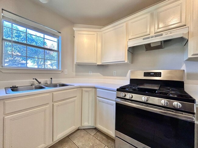 Building Photo - Bright and Comfortable 3BR/2BA Home with Garage & Backyard