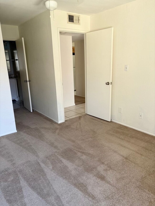 Building Photo - **COZY 2 BEDROOM/1 BATHROOM/GARAGE CONDO I...