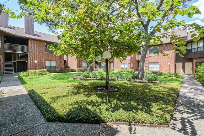 Building Photo - 3100 Walnut Bend Ln