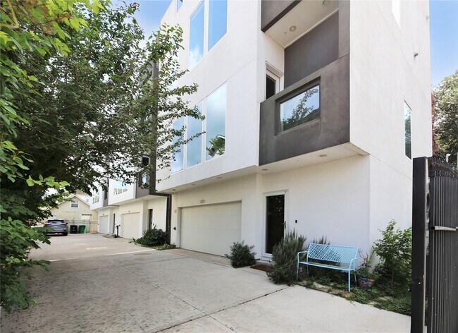 Primary Photo - 5711 Kansas St