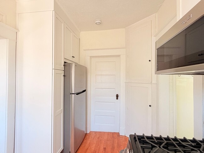 Building Photo - Charming 2 Bed 1 Bath Duplex in West Highlands
