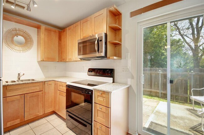 Building Photo - 1015 E Yager Ln