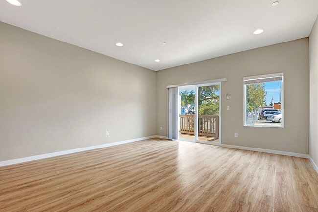 Building Photo - New Modern 2BD/2.5BTH Townhome for Lease in Lynnwood - Small Pet Friendly!