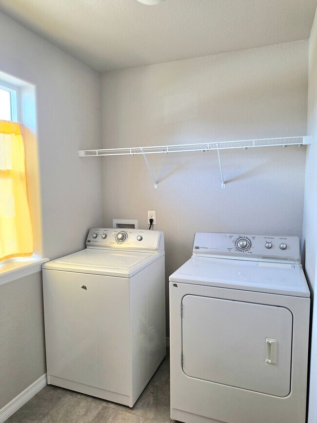 Building Photo - Beautiful 4 Bedroom Home in Peyton