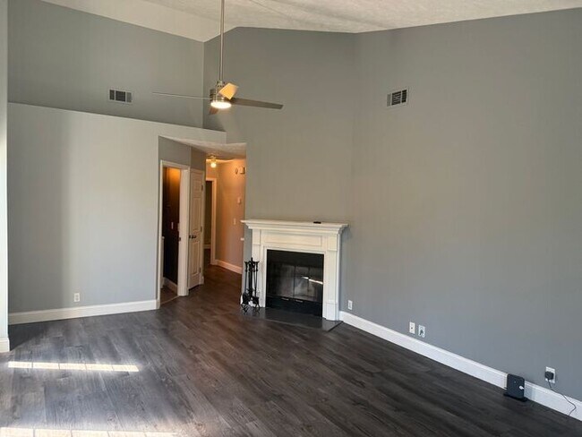 Building Photo - Cute Two Bedroom House in Donelson - Garage & Fenced Backyard