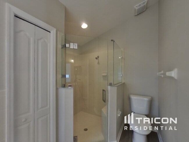 Building Photo - 3921 Langdrum Dr