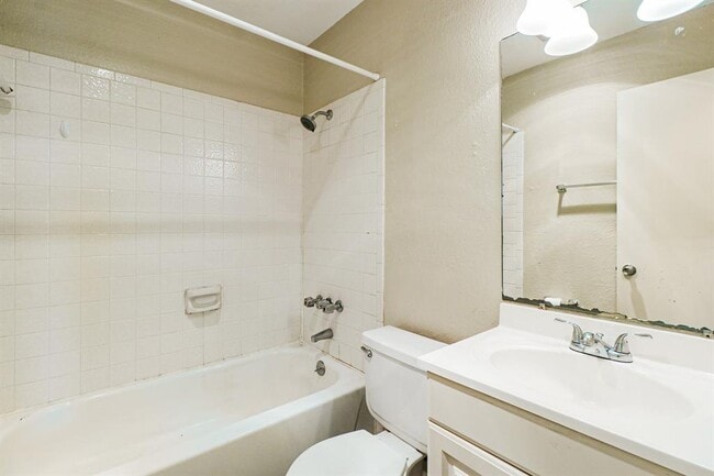 Building Photo - 9903 Hundred Oaks Cir