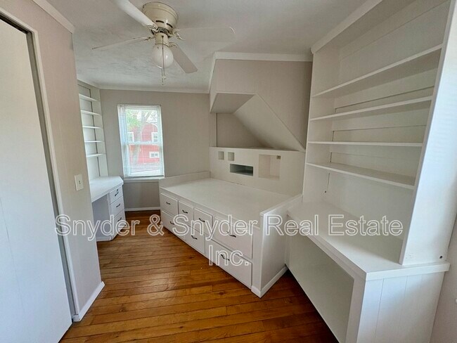 Building Photo - 605 Sackett Ave