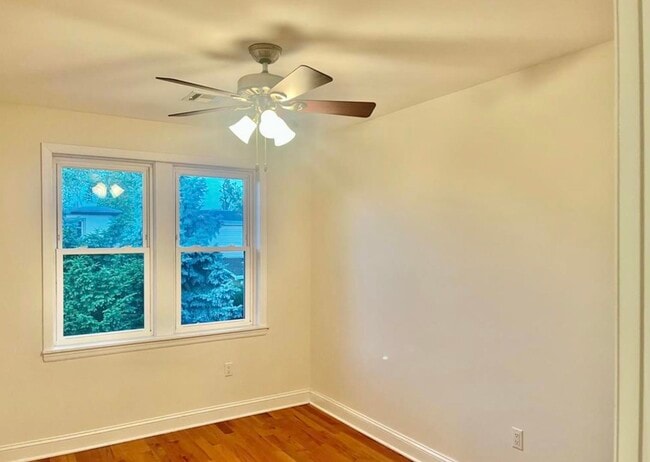 Building Photo - 10-12-12 Morton Pl