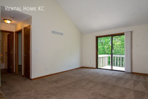 Building Photo - 3-bed 2-full-bath Duplex w/Double Garage  ...
