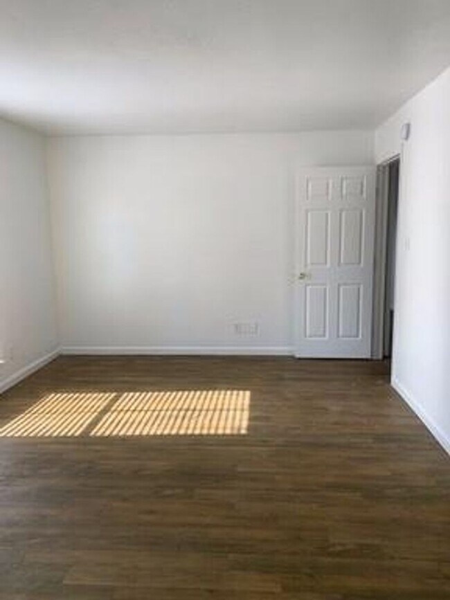 Building Photo - 3 bedroom / 2 bathroom - 1st floor condo