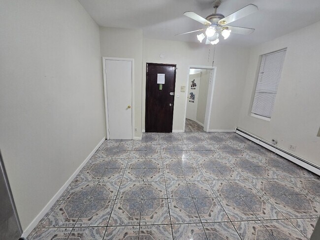 Building Photo - 750 Glenmore Ave