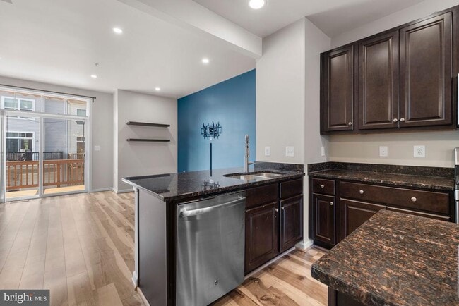 Building Photo - 336 White Oak Way