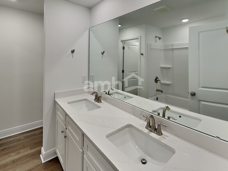 Building Photo - 5932 Pinewood Ests Dr