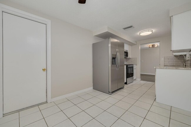 Building Photo - 5135 Cardiff Dr