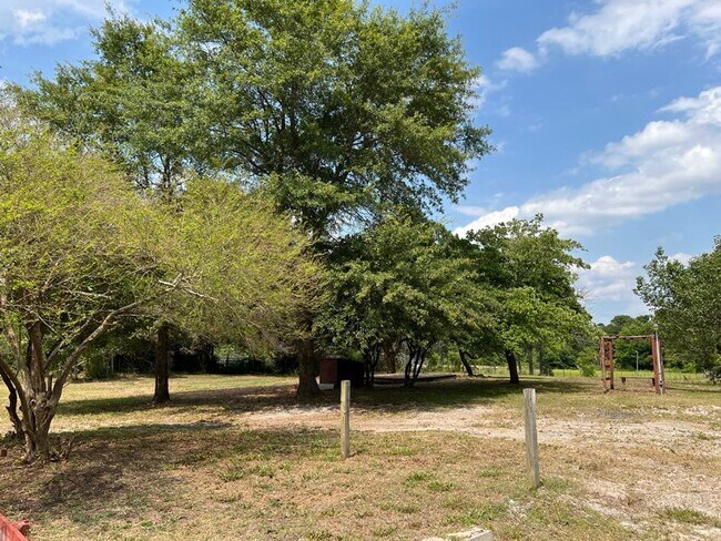 Building Photo - Spacious Log Cabin with Bonus Room. Country Living!