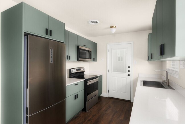 Building Photo - **Remodeled 2/1 Duplex in Southeast Austin – Modern Style, Open Layout, and Prime Location!**