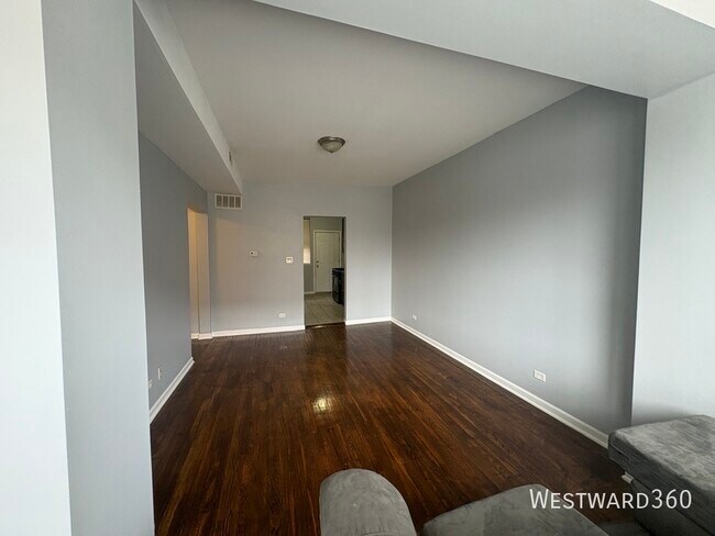 Building Photo - 705 E 62nd St