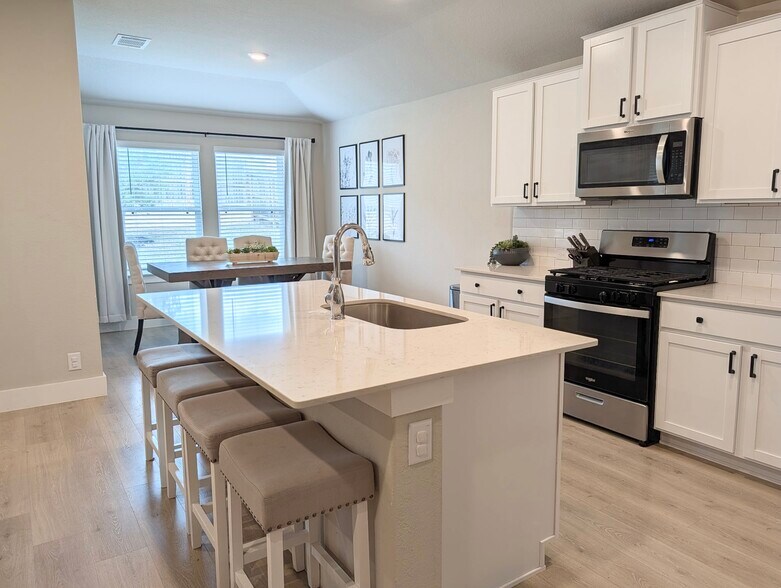 Building Photo - 5627 Jewel Curv