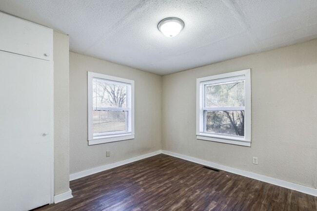 Building Photo - Cute and Cozy 2 Bedroom!