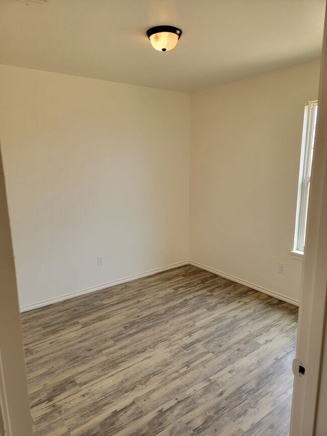 Building Photo - Section 8 Approved! Ready now! Move in Special!