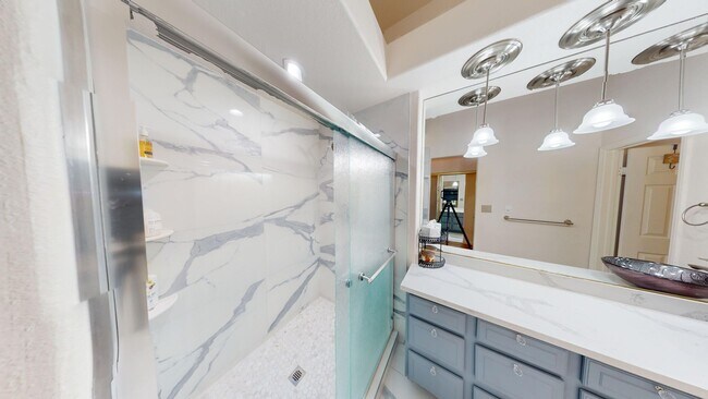 Building Photo - Spanish Trails Guard Gated Townhome!