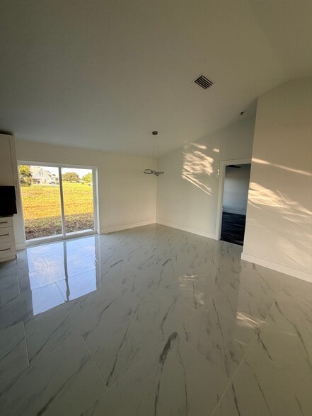 Building Photo - 7016 Golf Club Dr