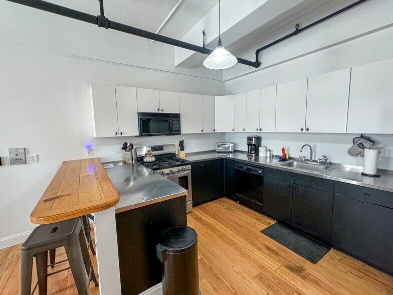 Building Photo - 19 Stanhope St