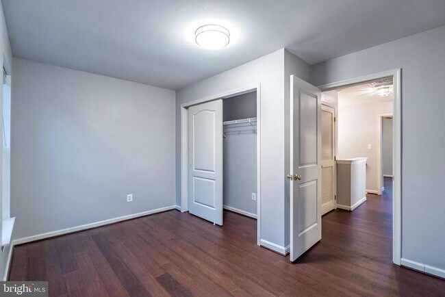 Building Photo - 43619 Dunhill Cup Square