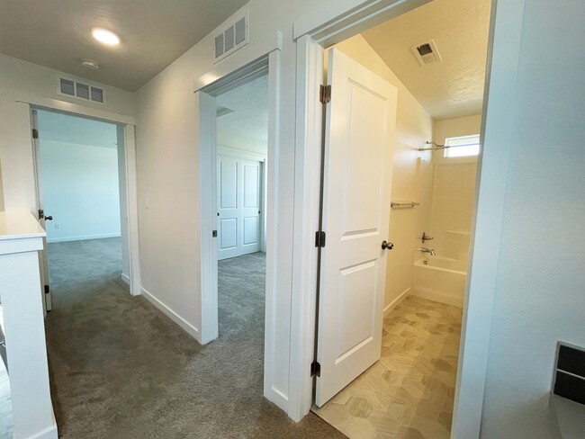 Building Photo - Bright and spacious 4 Bedroom 2.5 Bath hom...