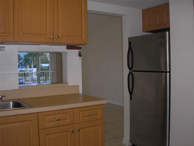 Building Photo - 7725 N Kendall Dr