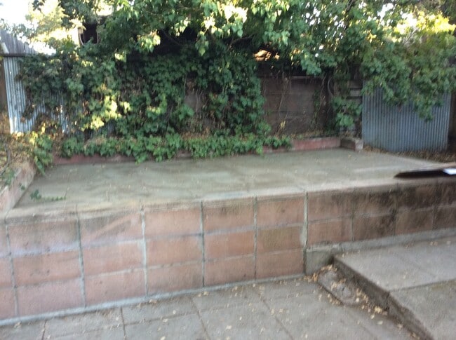 Building Photo - Cute Downtown House!